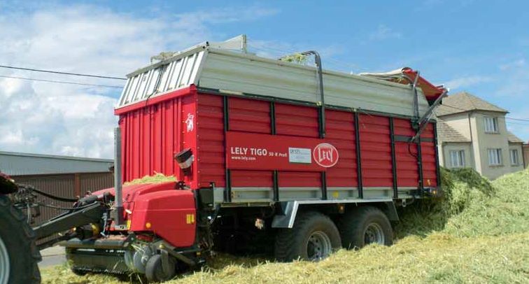 Przyczepa zbierająca w czasie rozładunku na pryzmie